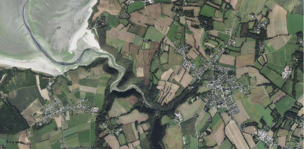 photo aérienne IGN de l'embouchure du Gouessant paysage d'estuaire, de rivière, de zone agricole