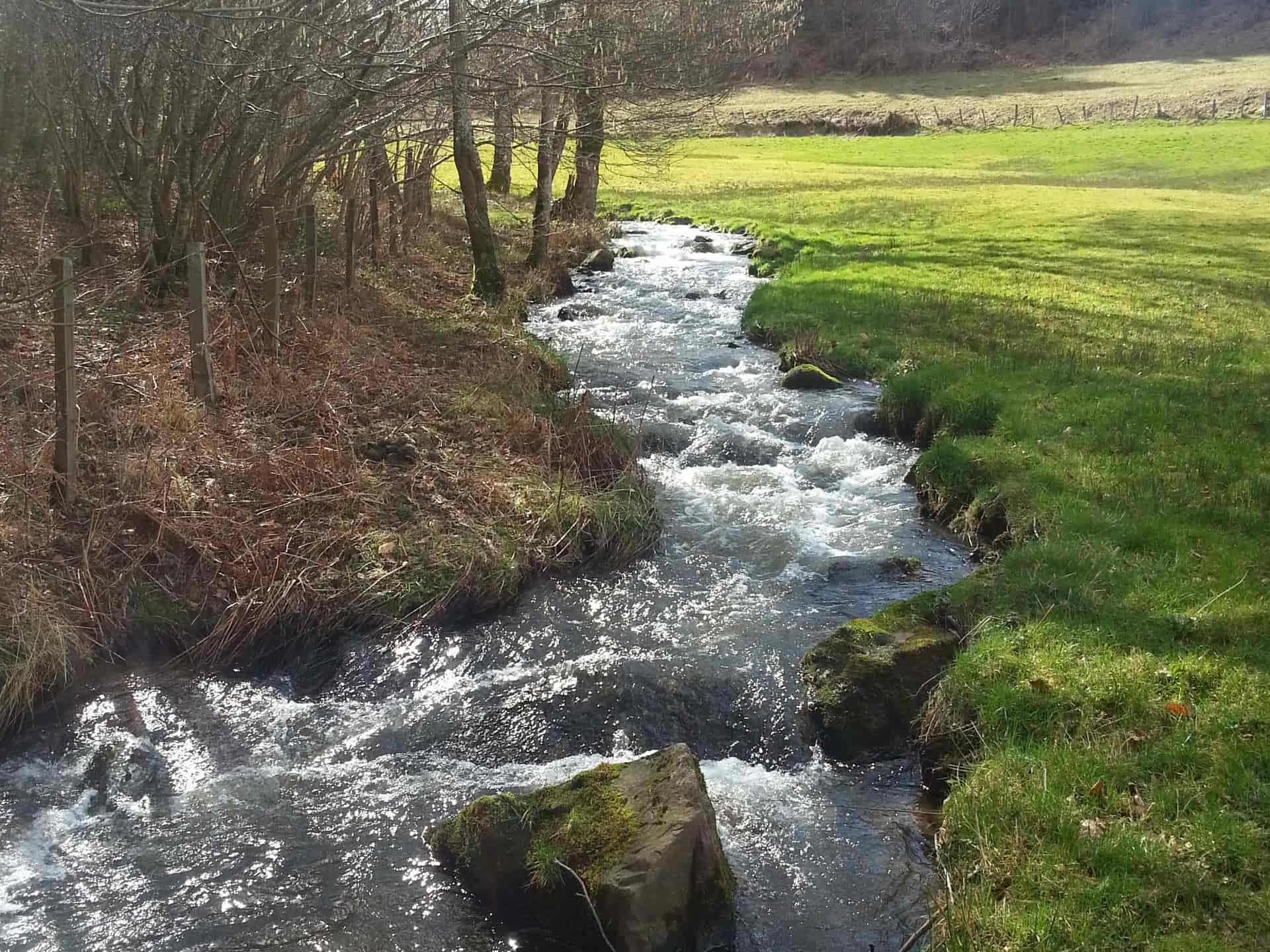 Illustration des liens entre le milieu terrestre et le milieu aquatique en tête de bassin versant agricole (site atelier Ardières-Morcille, Beaujolais) © INRAE Motte