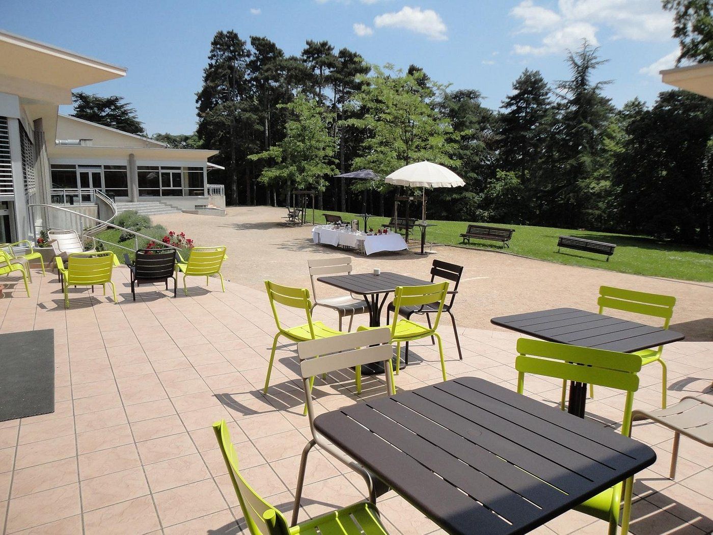 espace extérieur du site de Valpré (Ecully)