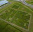 Vue aérienne du dispositif de 160 parcelles : une étude approfondie de 40 traitements de prairies et d'agroprairies, avec quatre réplicas chacun, sur le site de Crouël à Clermont-Ferrand, géré par INRAE